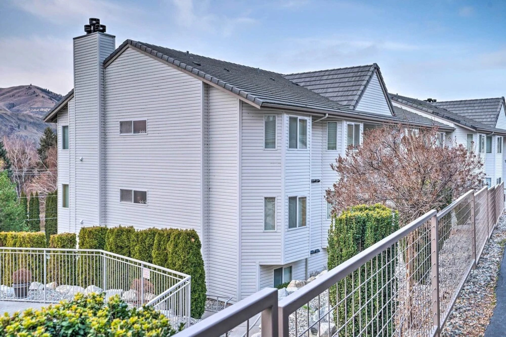 Chic Chelan Condo w/ Balcony, Walk to Lake & Dtwn!