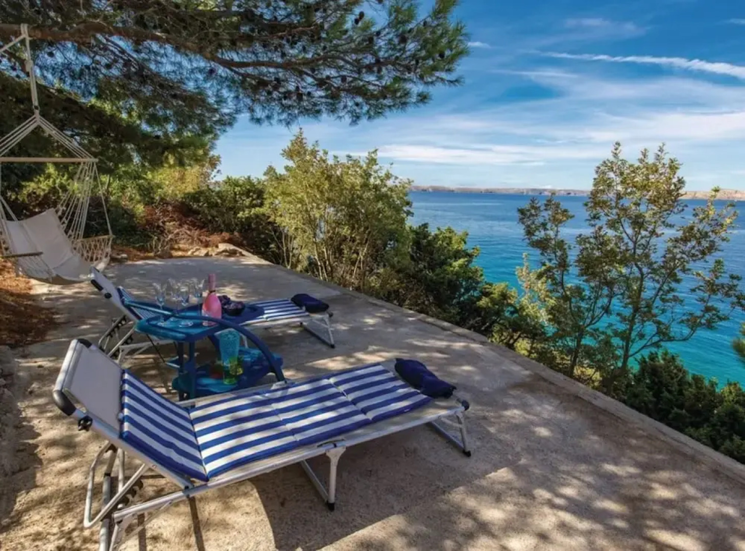 Sunny Beachfront Jablanac Apartments