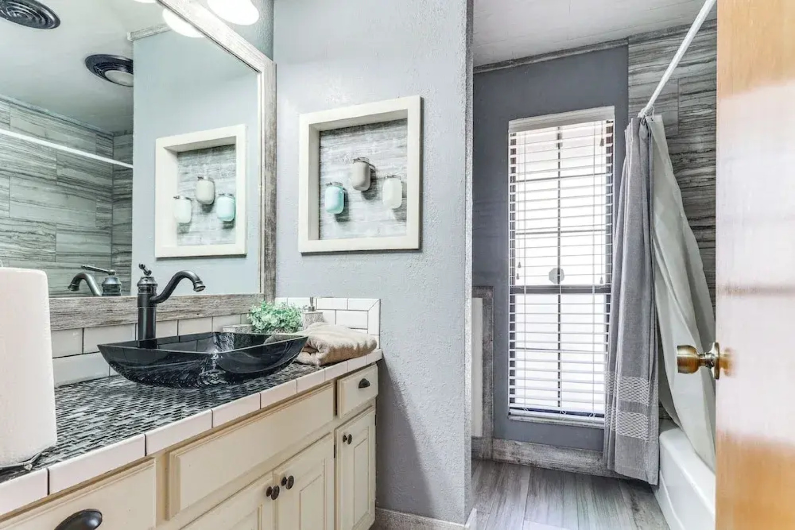 3 Mi to Downtown Roswell: Home w/ Patio + Yard