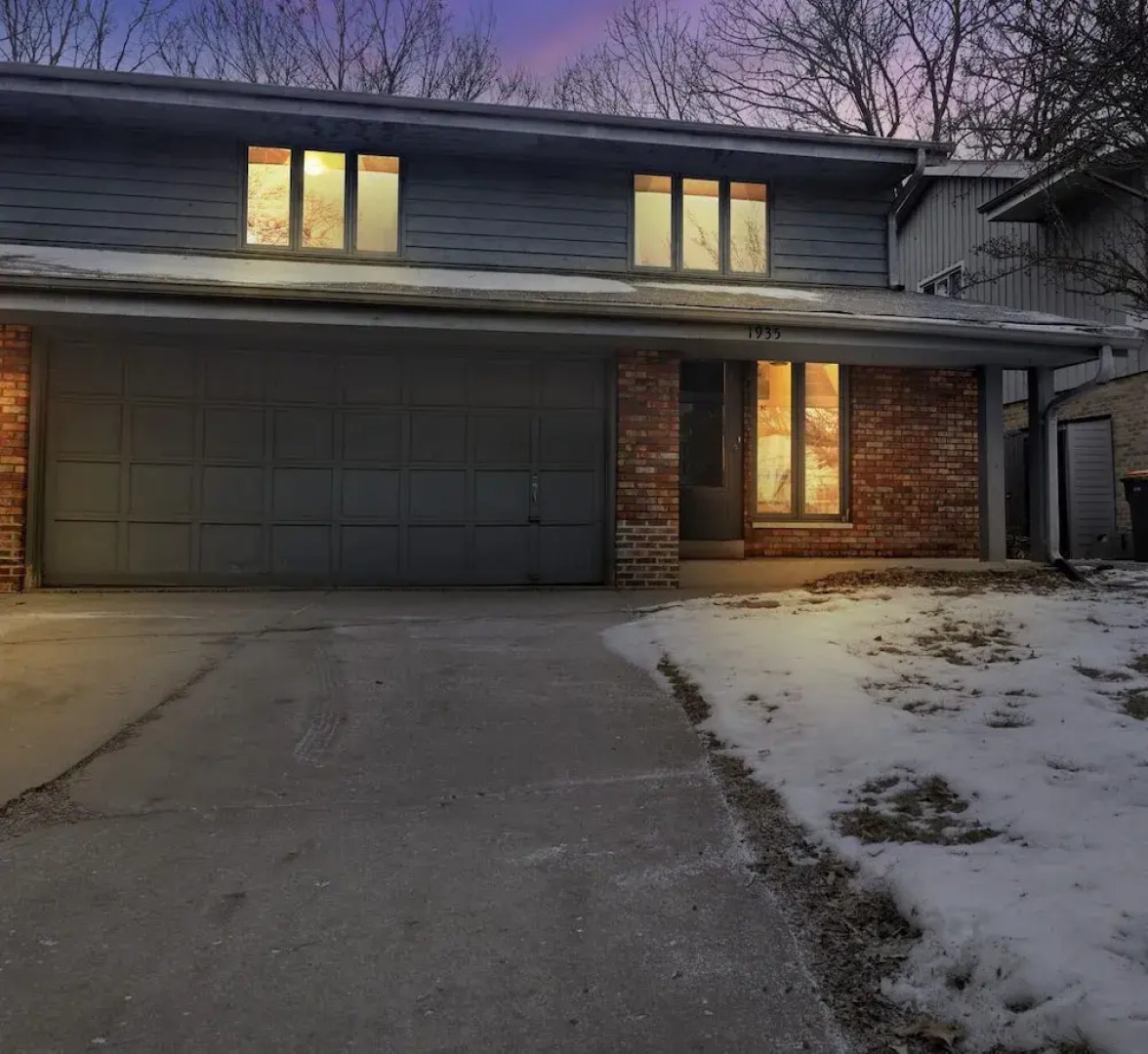 Amazing Hideaway - Short Walk To Hoyt Park! 3 Bedroom Townhouse by Redawning