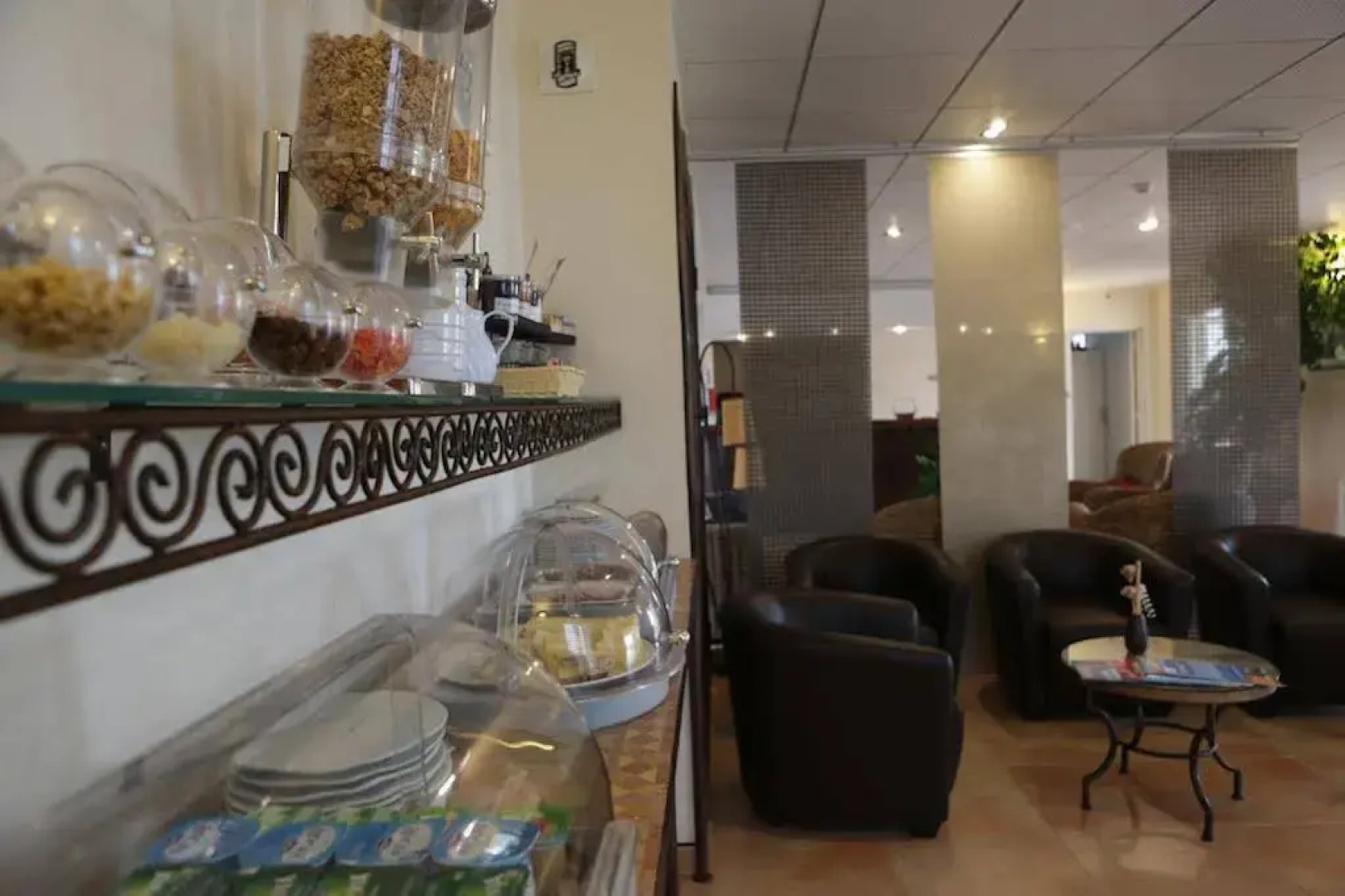 Hotel De La Pyramide