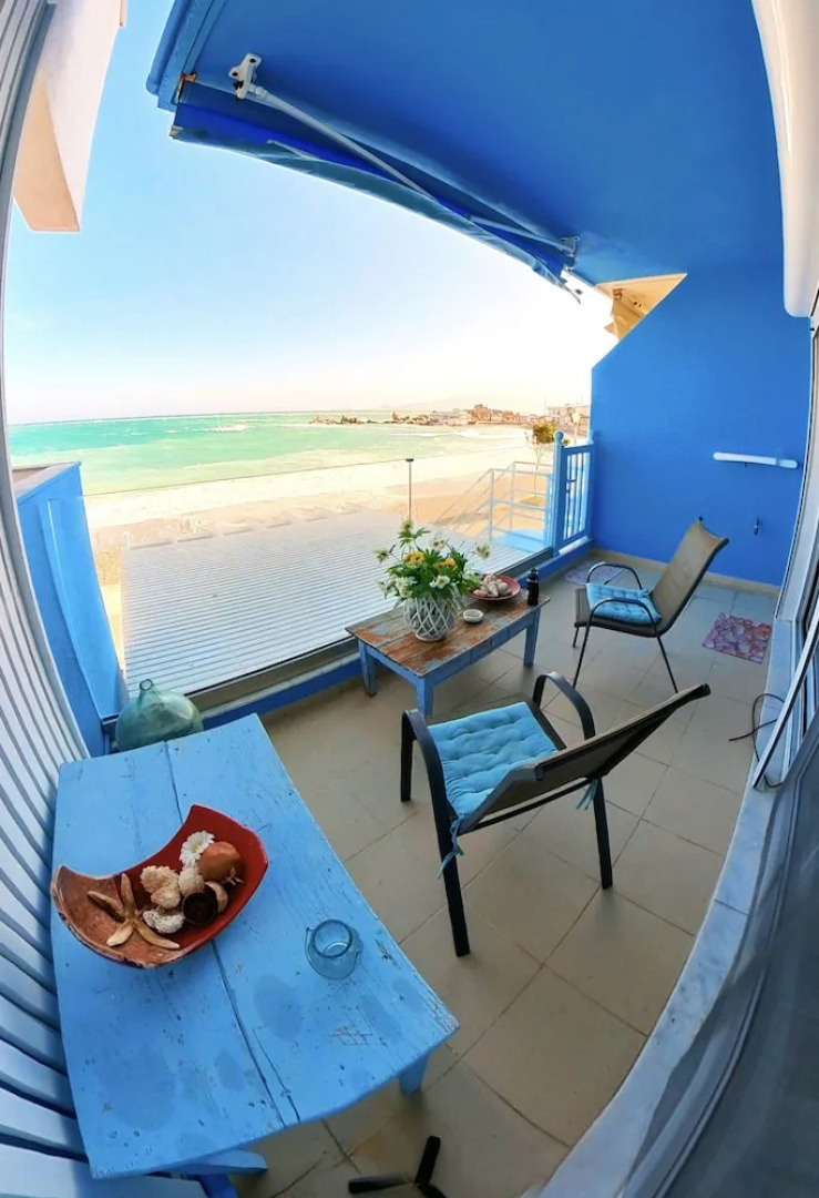 Deluxe Beach Apartment- Sleeps 2 & Private Terrace