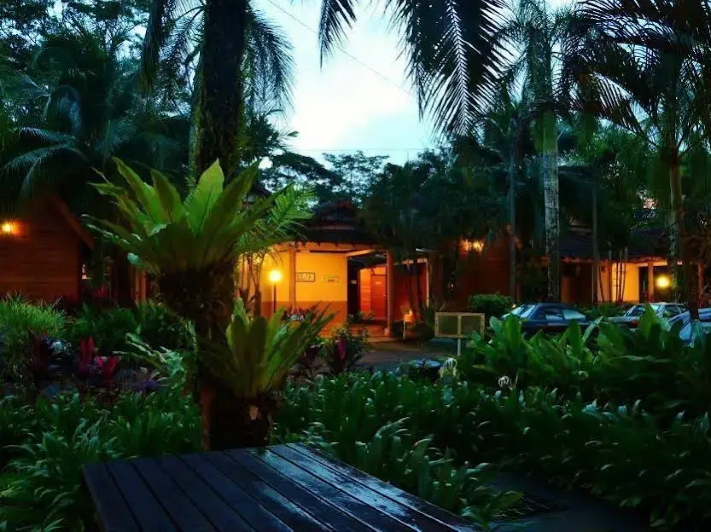 Six Villa Inn