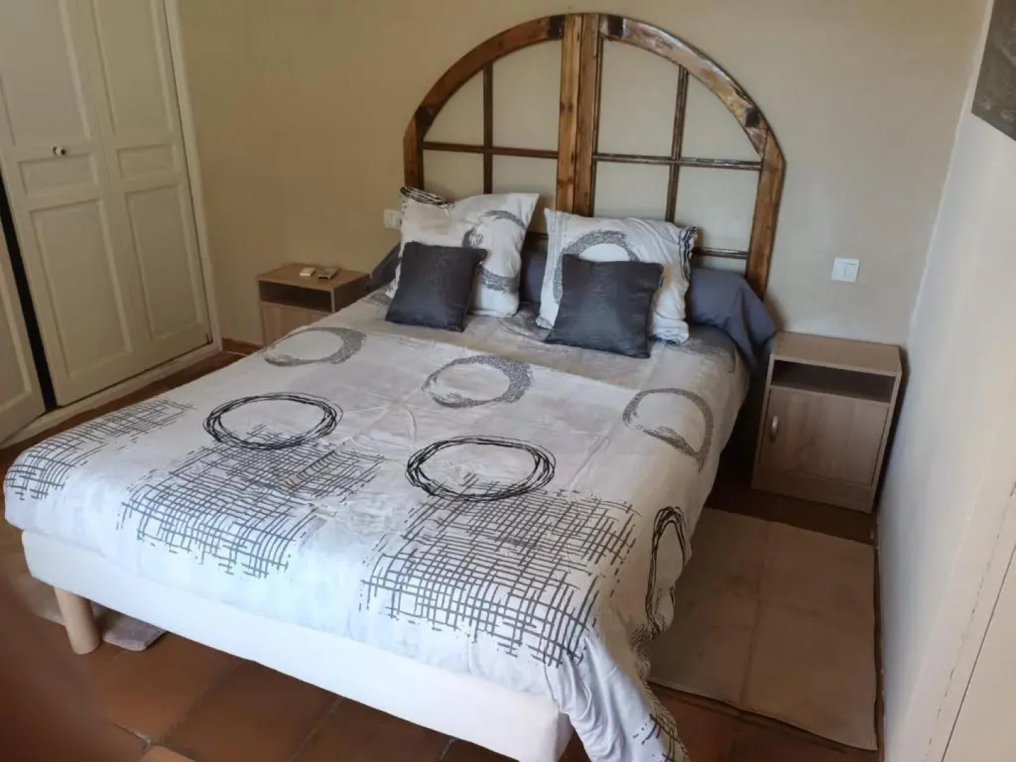 Chambres tomate, dans maison avec petit escalier et Stanna, à 6km du festival de piano de la roque d'anthéron