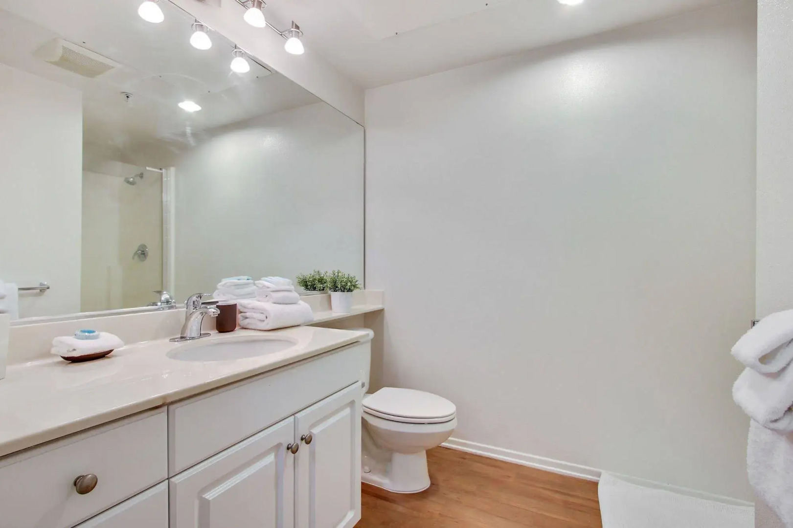 Global Luxury Suites at The Village