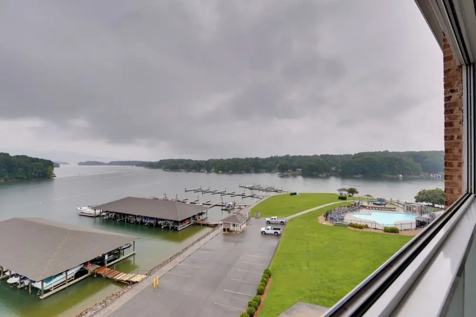 Resort Amenities & Beach Access: Huddleston Condo