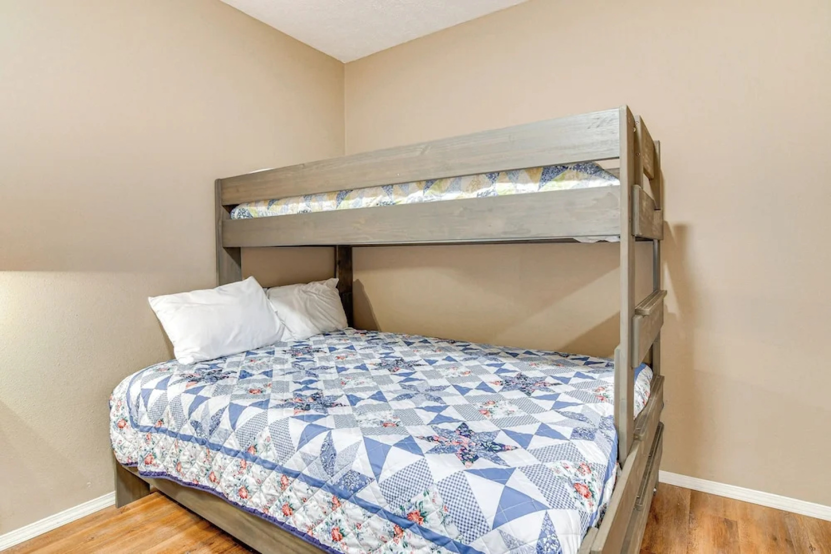 Reeds Spring Retreat w/ Lakeview Deck + Grill