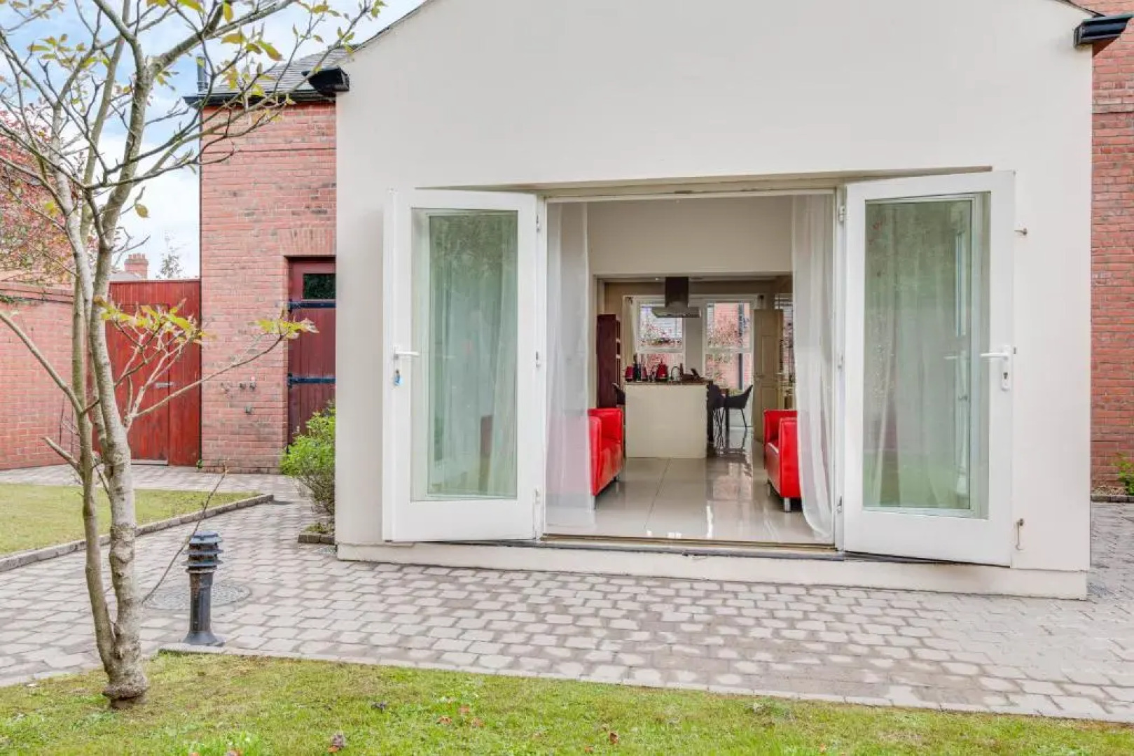 Modern, luxury suites with private bathrooms close to city centre