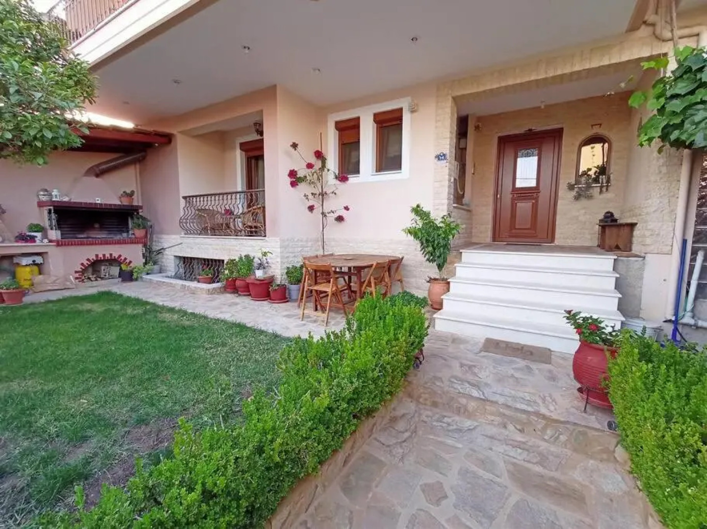 1. Lovely house with garden and free parking