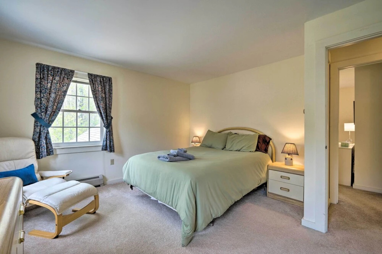 Chic Dover Home w/ Hot Tub: 1 Mi to Golf!