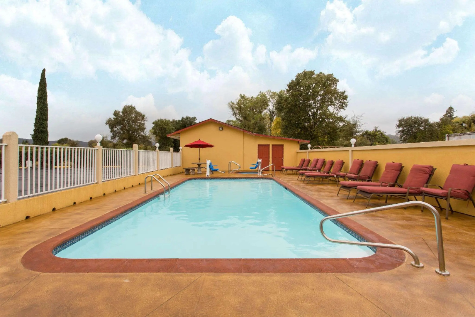 Upper Lake Inn and Suites