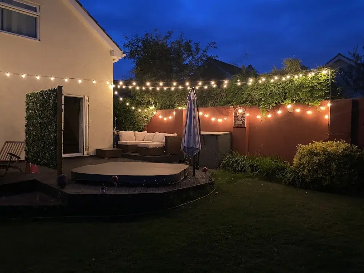 3 Bedroom House, Hot Tub,torbay, Sleeps 6, Parking