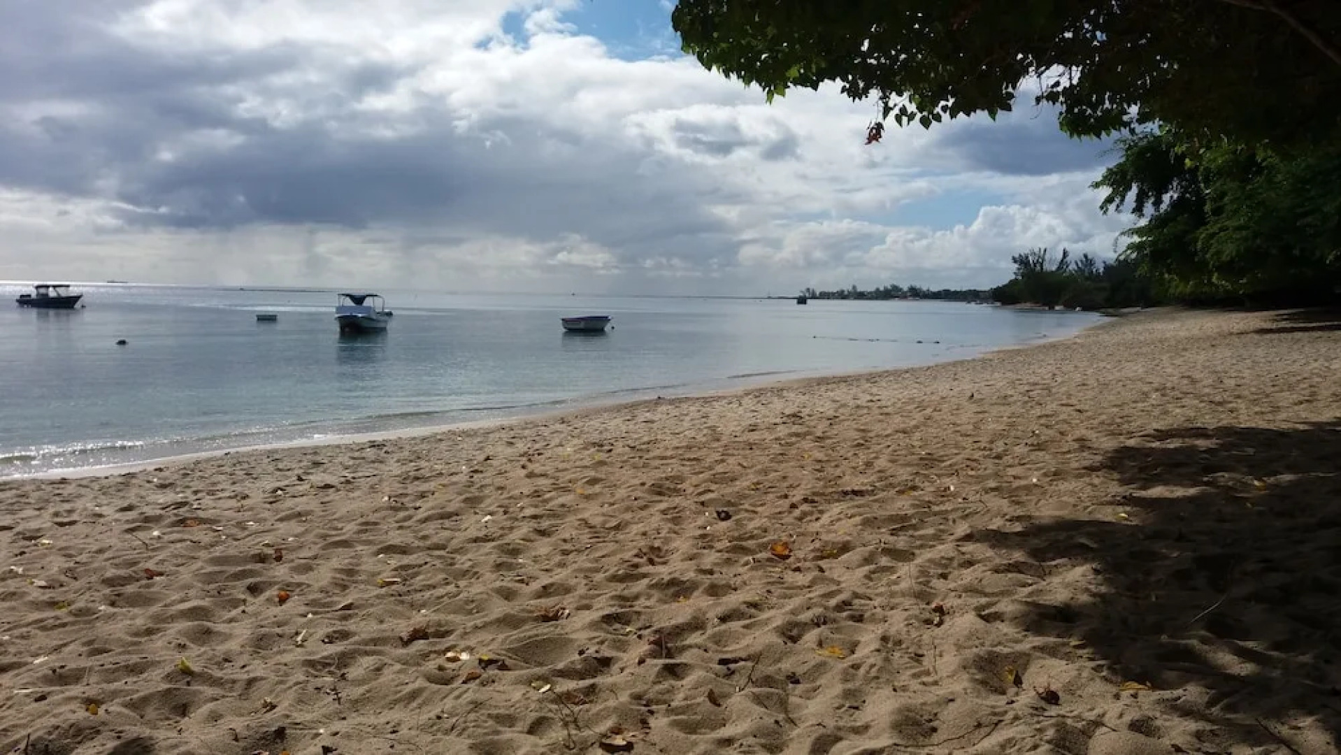 Sunny Private First Floor 1-br Beach Apartment With Spacious Balcony, Pool, Wifi