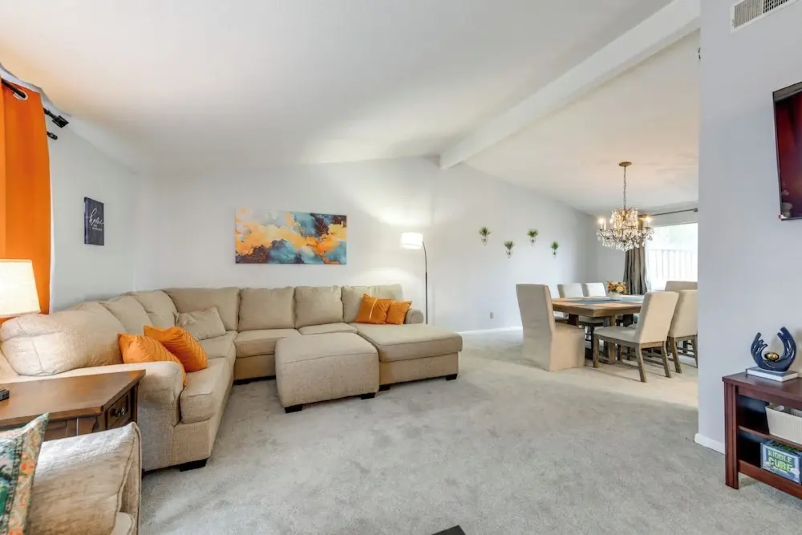 Deck & Seasonal Pool: Spacious Home Near Buffalo!