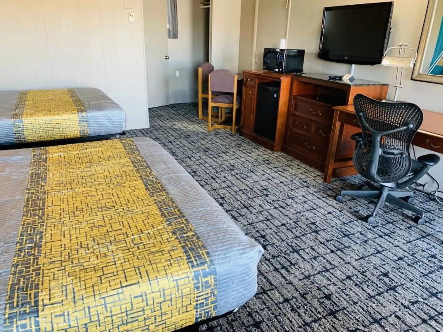 Hometowne Inn & Suites