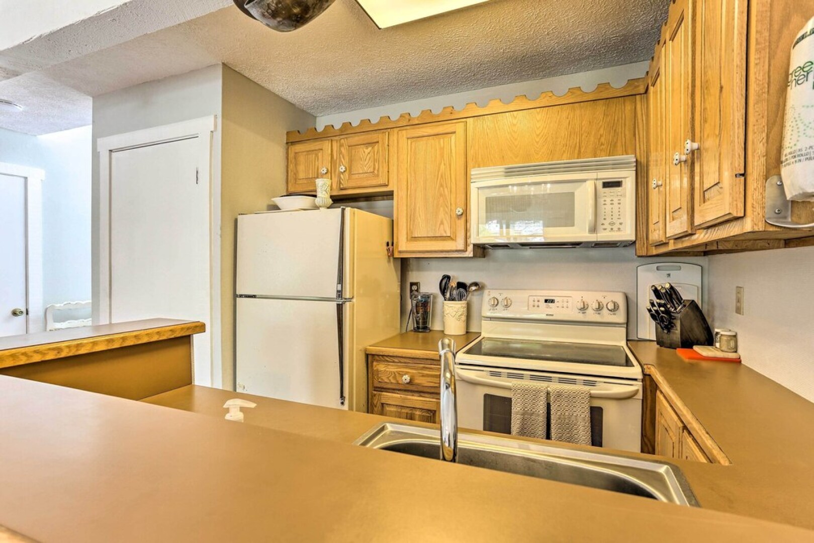 Deck & On-site Fishing Pond: Lake Harmony Home!