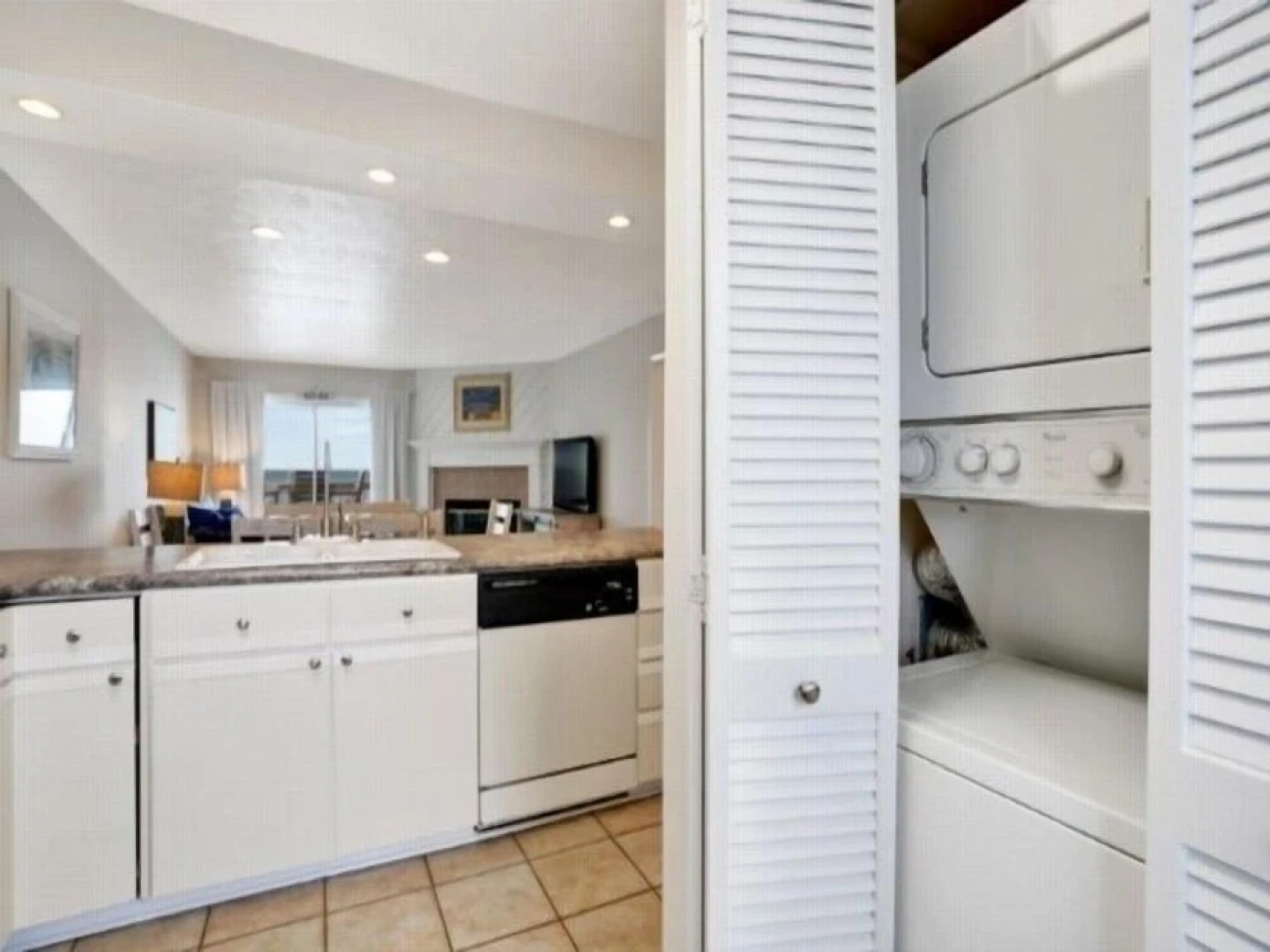 Sandy Toes - Unbeatable Location Within Biking Distance To Dining, Shops, And Entertainment! 2 Bedroom Condo by Redawning