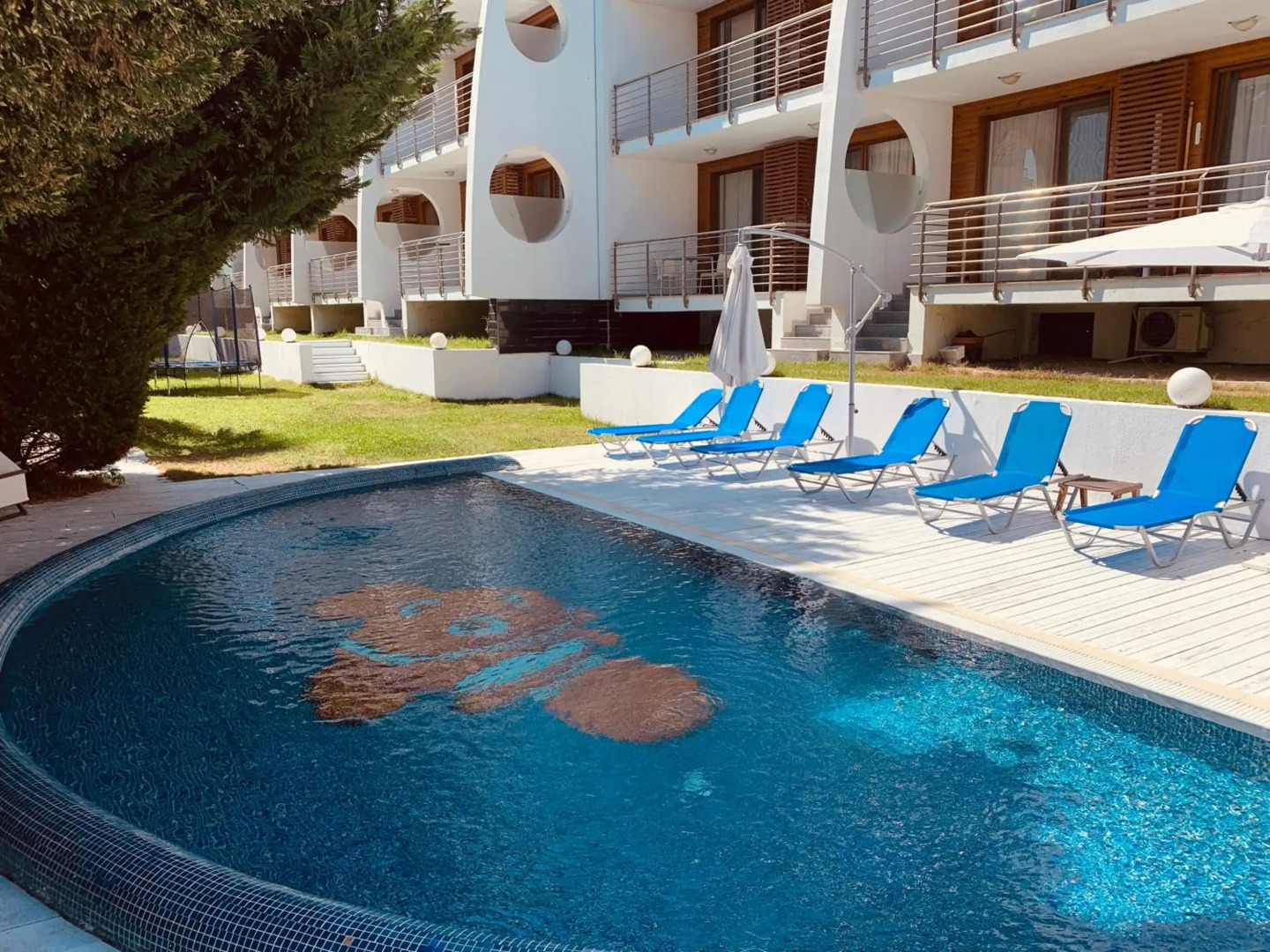 White Sails Apartments