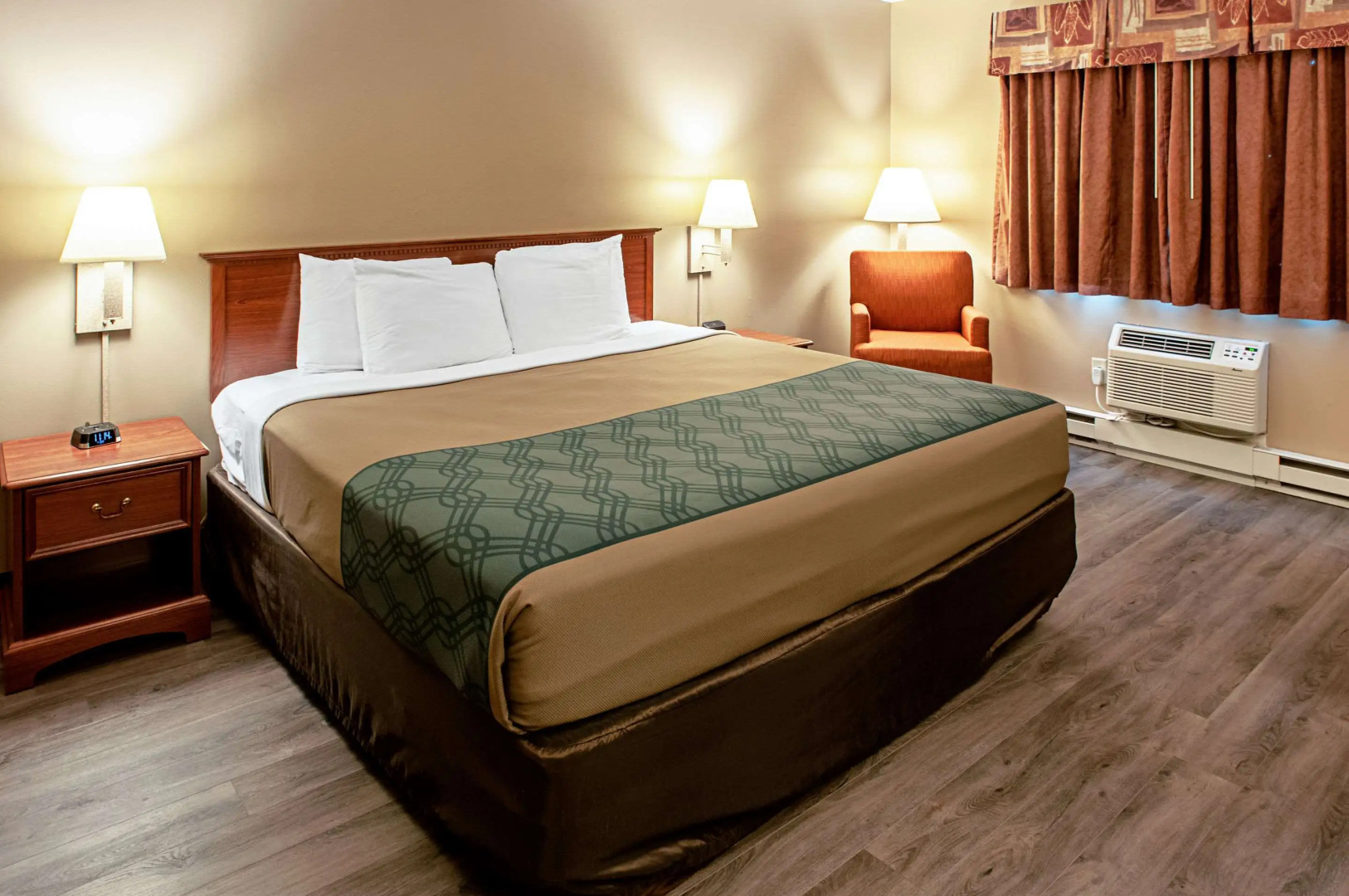 Econo Lodge on the Bay