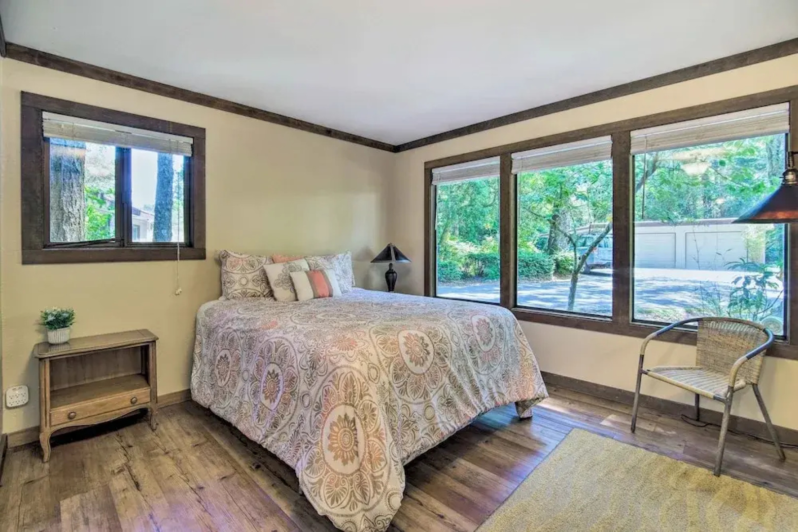 Coos Bay Cottage w/ Fireplace & BBQ Patio!