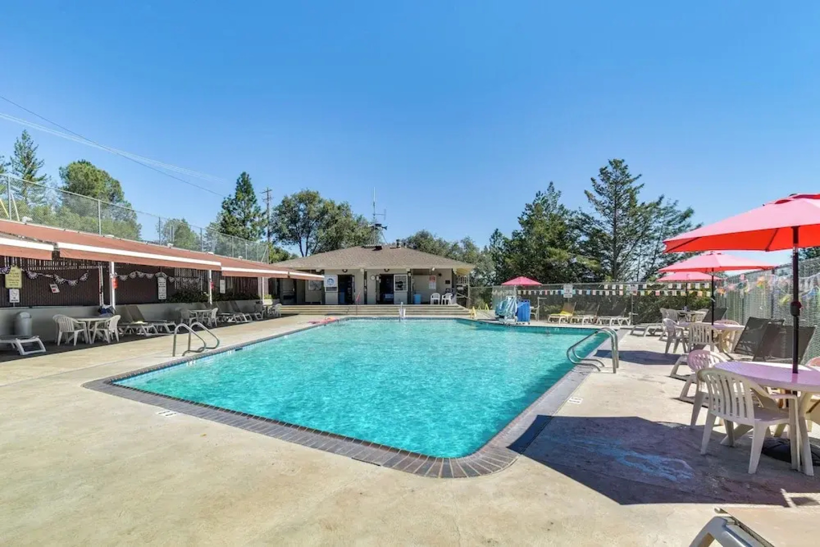 Community Perks: Welcoming Groveland Home