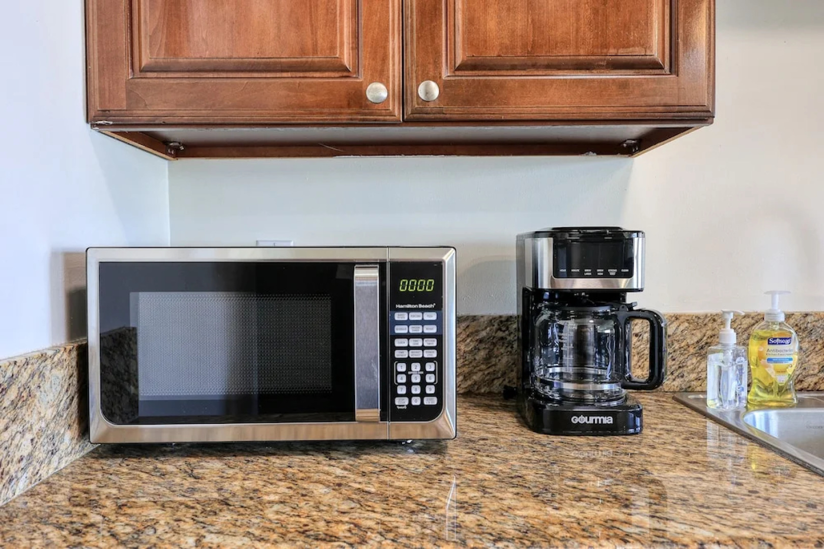 Sunny & Cheerful Near I-10 ~ Queen Beds ~ Parking