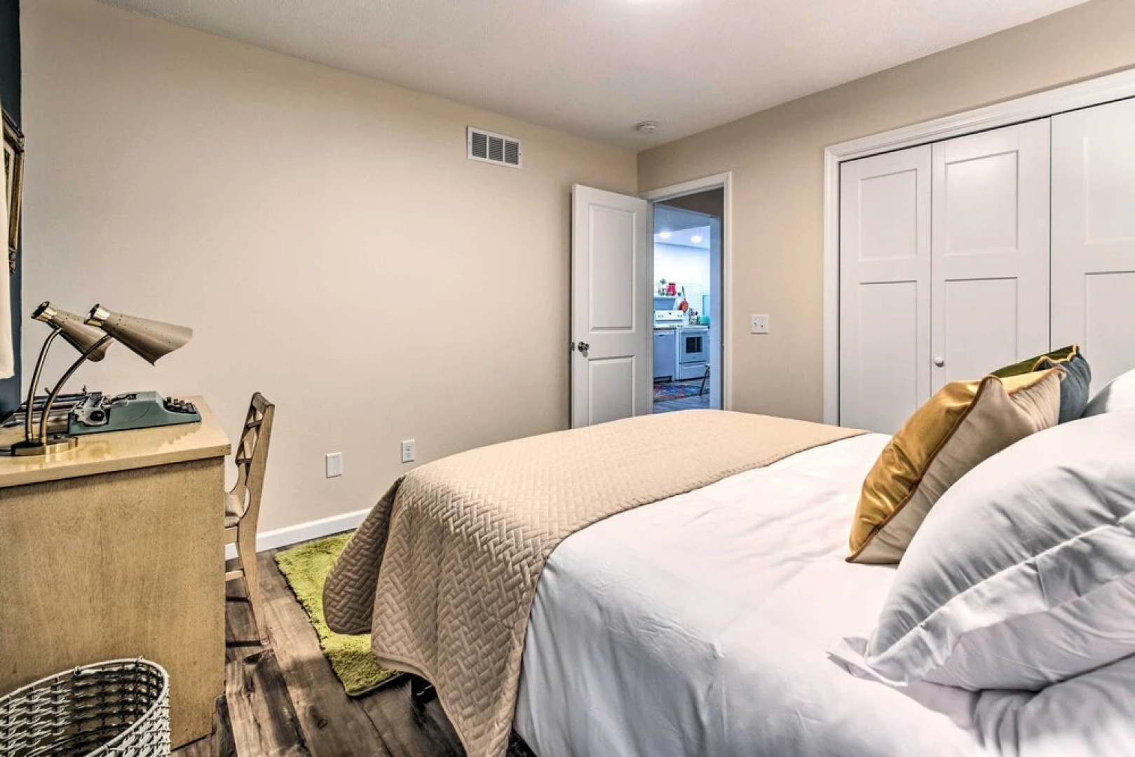 Stylish Vacation Rental - Walk to Isu!