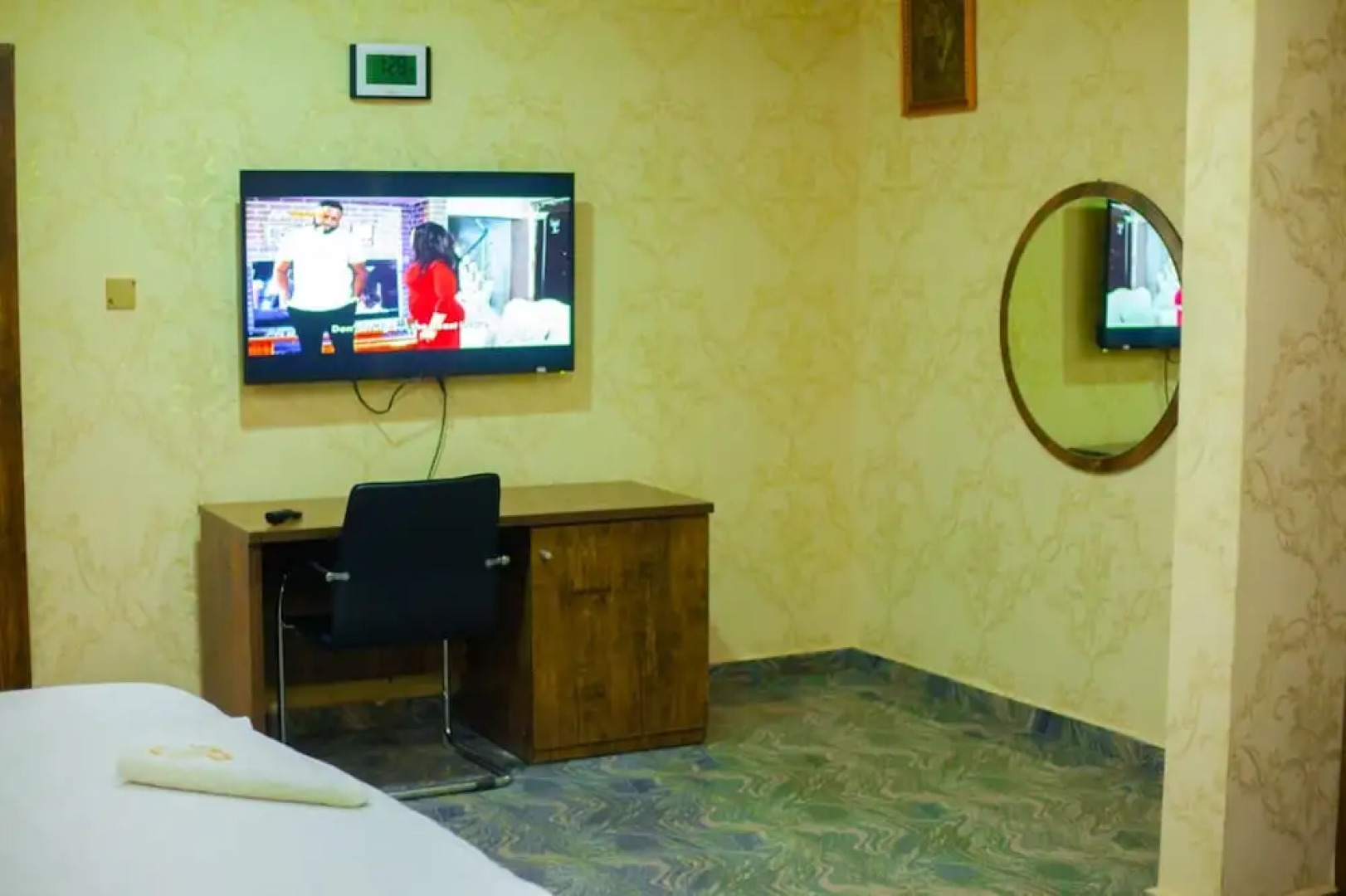 Ronkibog Crystal Hotel & Suites