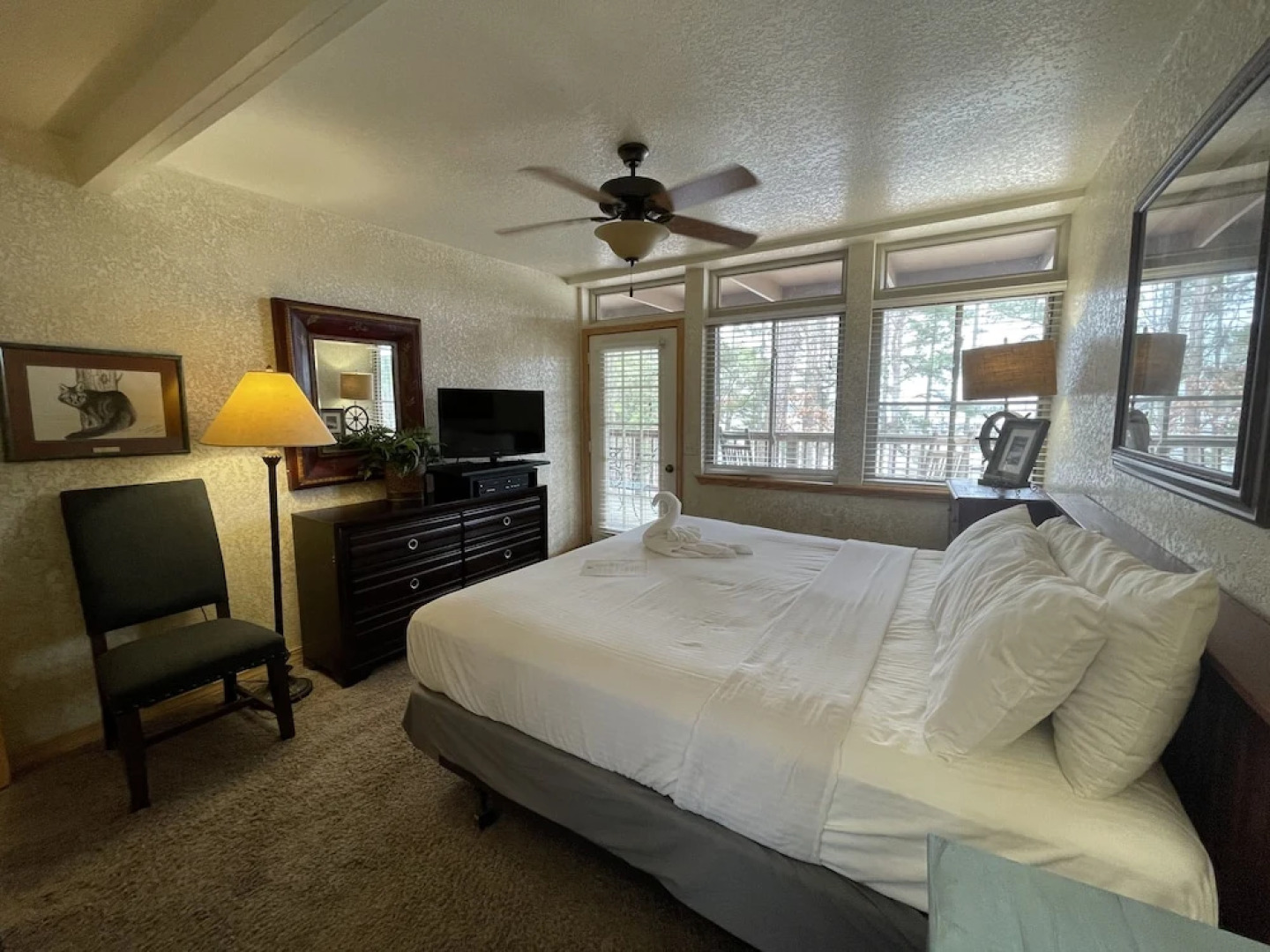 Mountain Harbor Lodge cottage on Lake Ouachita by RedAwning