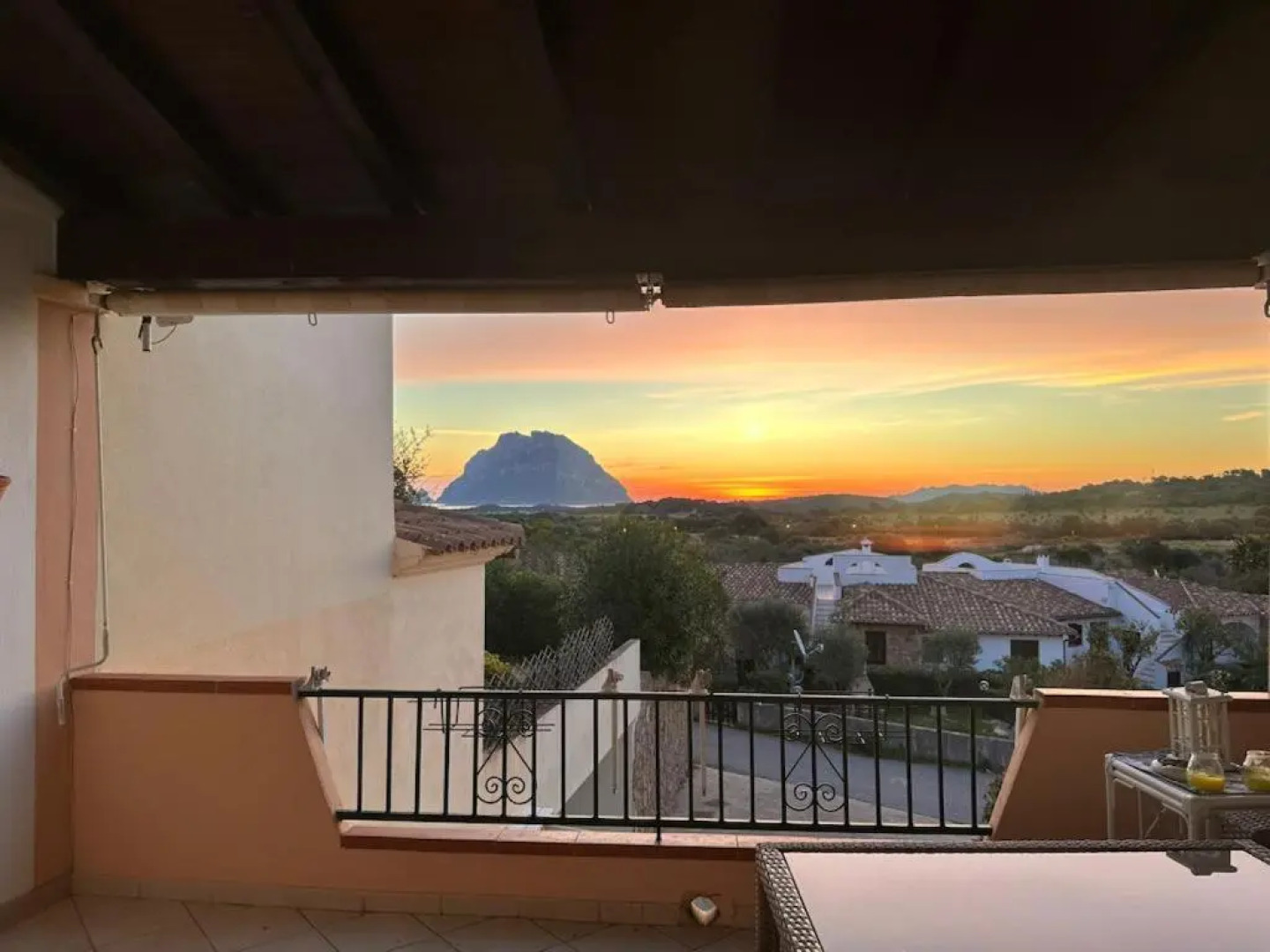 Casa Souad, a cheerful and charming beach view 2 bedroom house and free parking