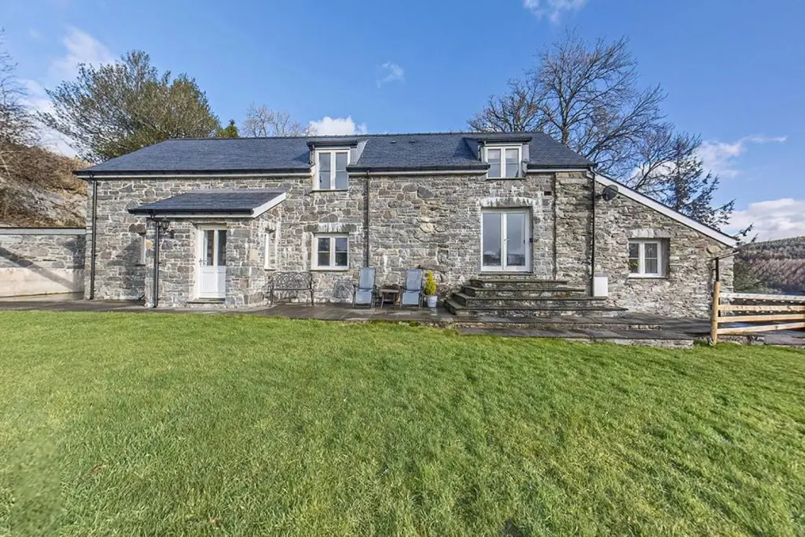 Stunning Large Barn Conversion in Betws Gwerfil Goch -Ty Cerrig Barn