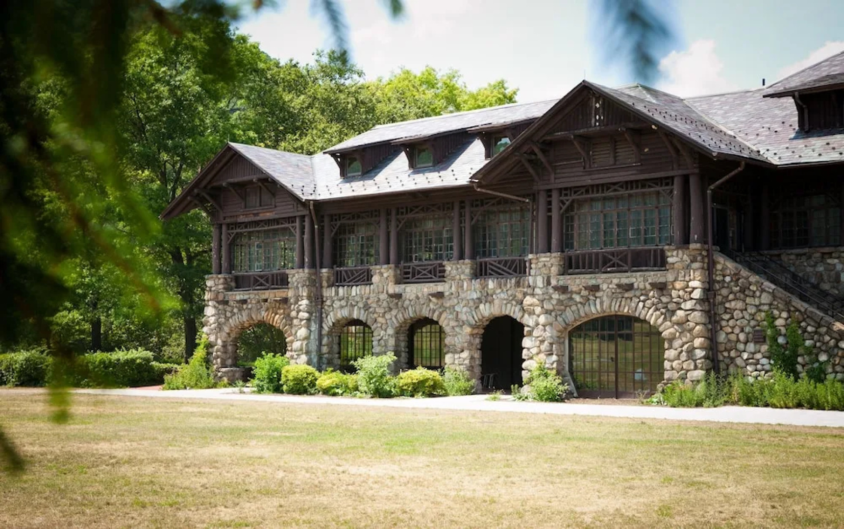 Bear Mountain Inn and Overlook Lodge