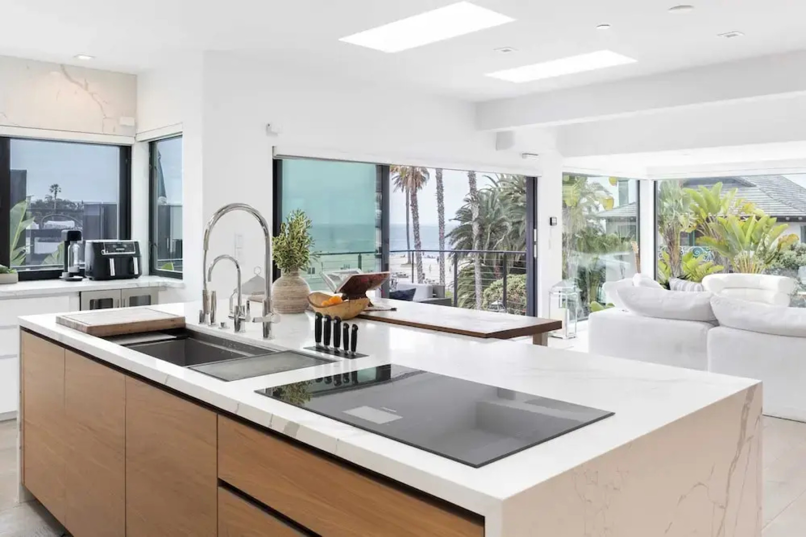 Steps to Beach+shops, Oceanview, Hot Tub+firepit Moonlight Modern by Avantstay