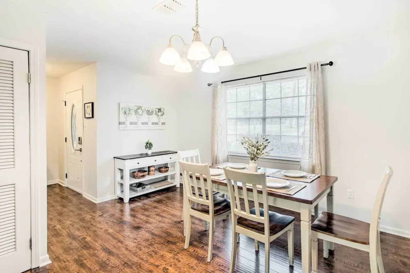Bright Hinesville Home, 43 Mi to Savannah!