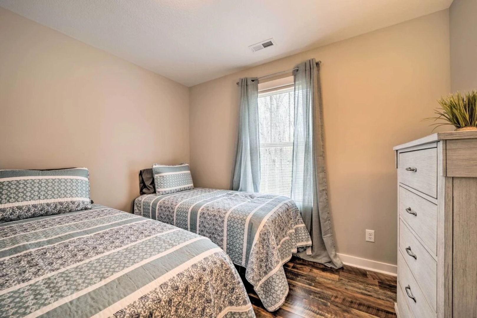 Asheville Area Hideaway w/ Hot Tub + Deck!