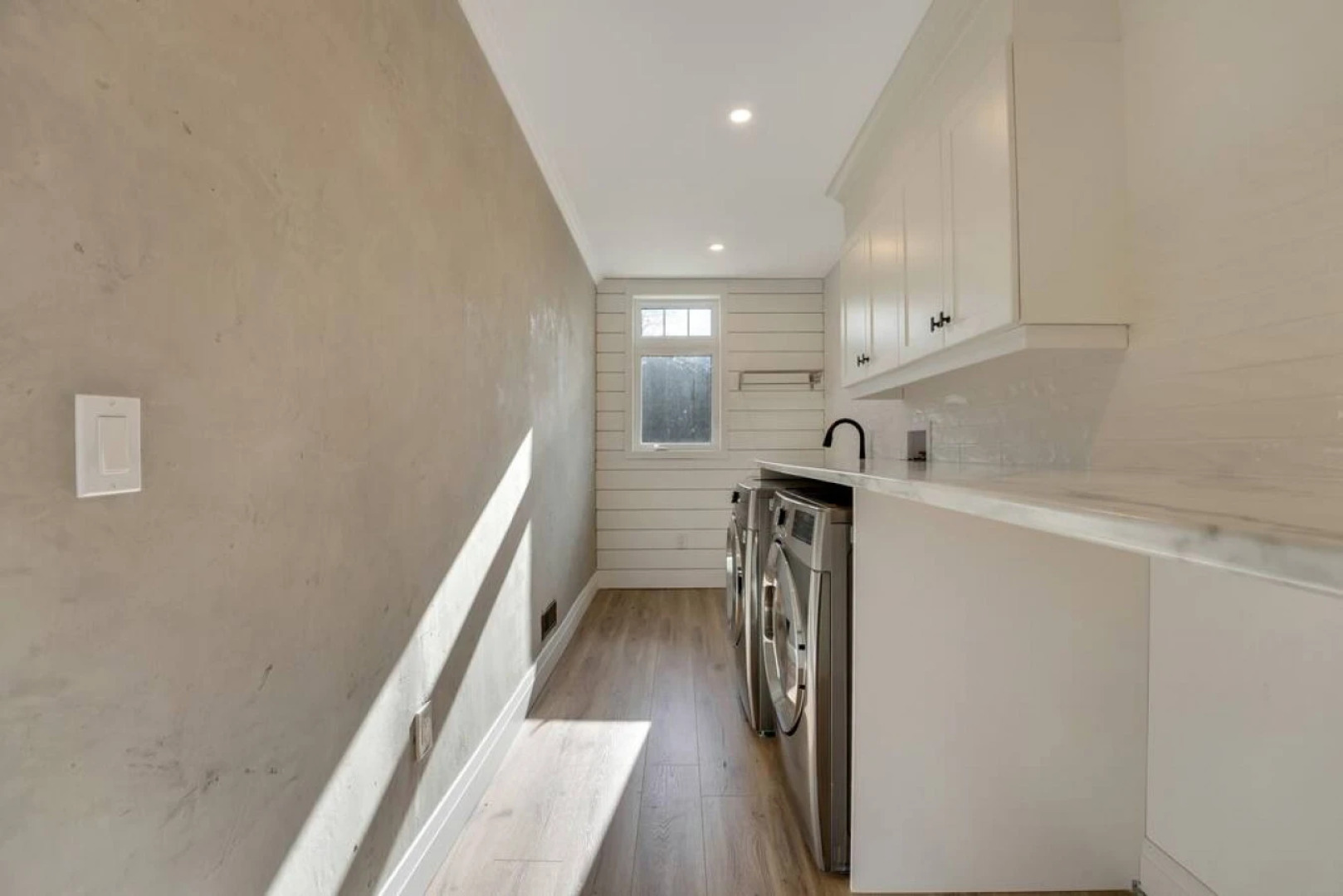 Luxury Cottage overlooking Wollaston Lake-Hot tub