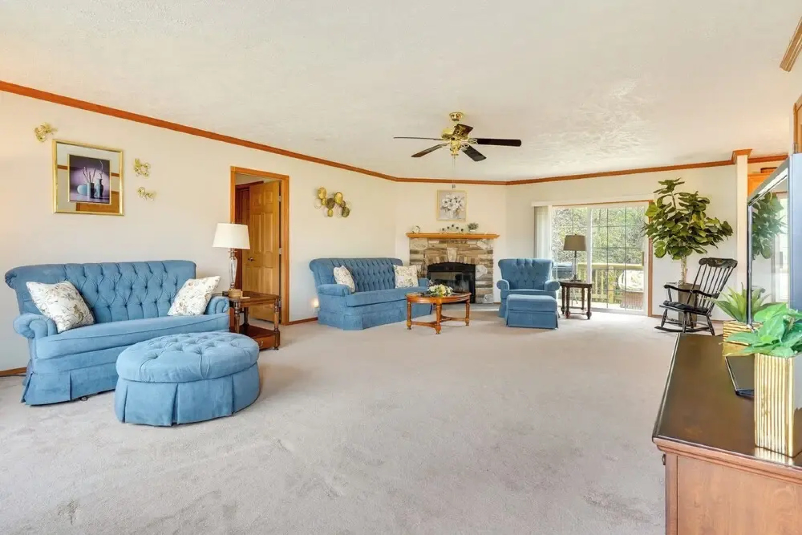 Serene Zanesville Getaway: Hot Tub, 2 Decks!