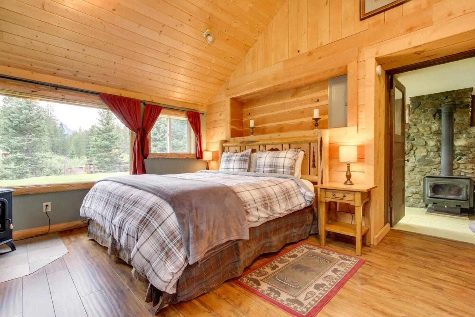 Creekside Silver Gate Getaway w/ Fireplace!