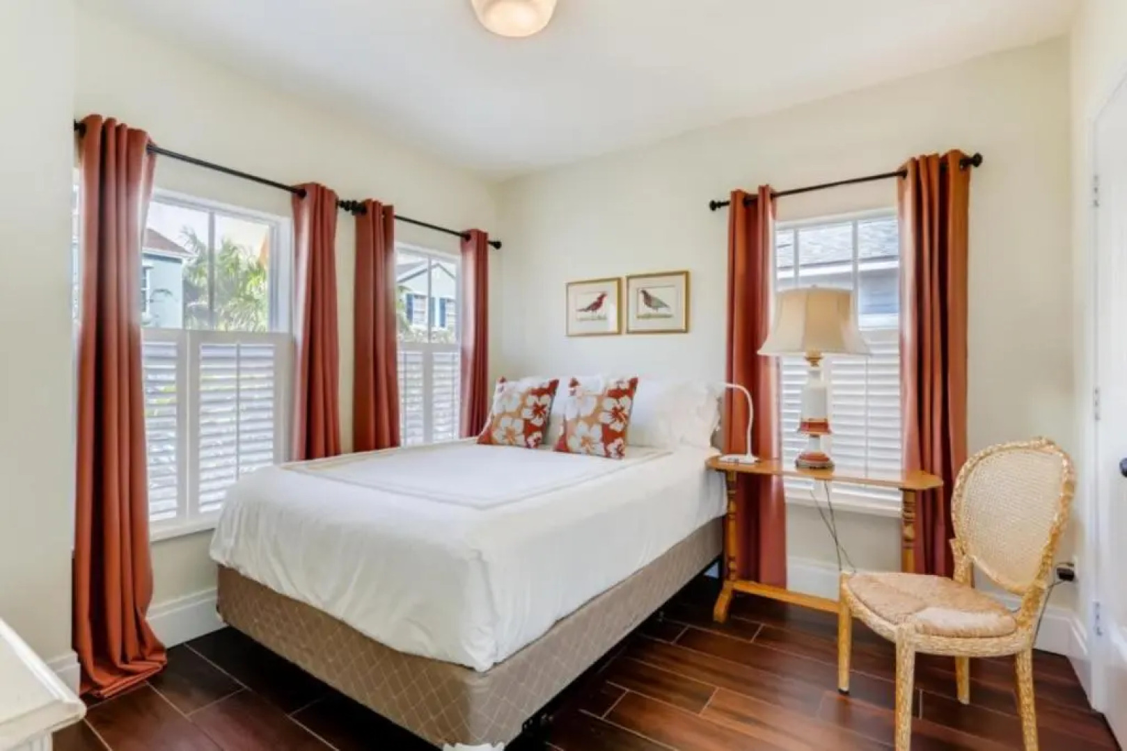 Pink House Modern 3bd 3ba Parking and Porch