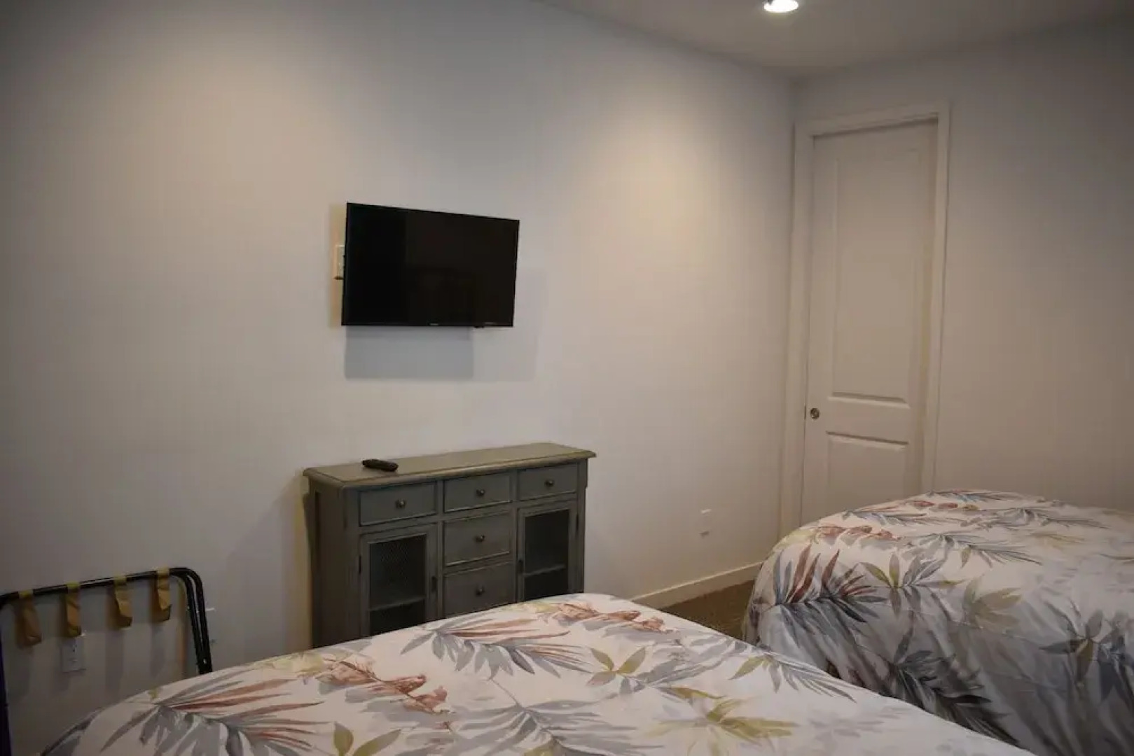 353 Hinds Avenue 1 Bedroom Apts by Redawning