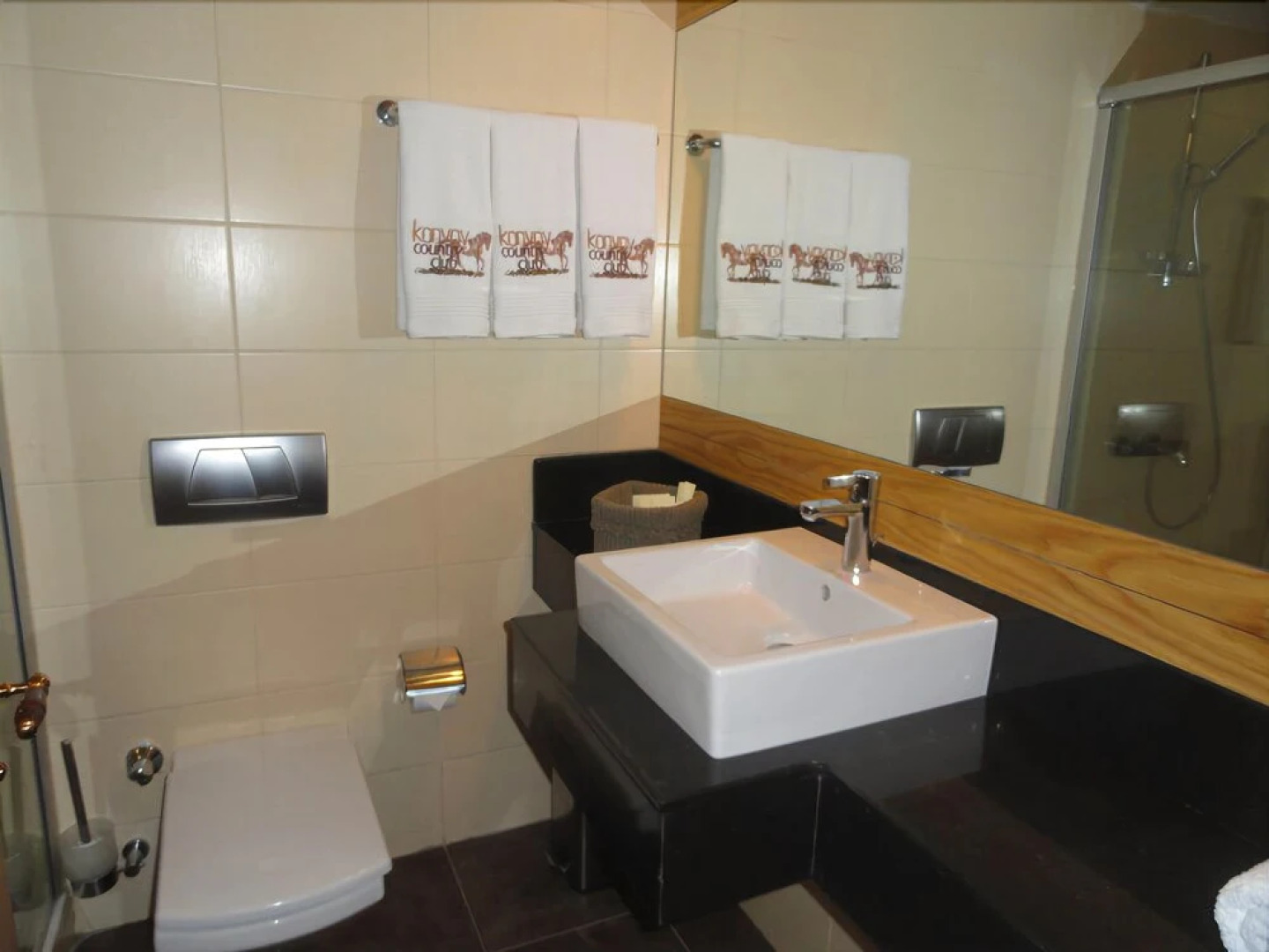 Konvoy Hotel & The Country Club