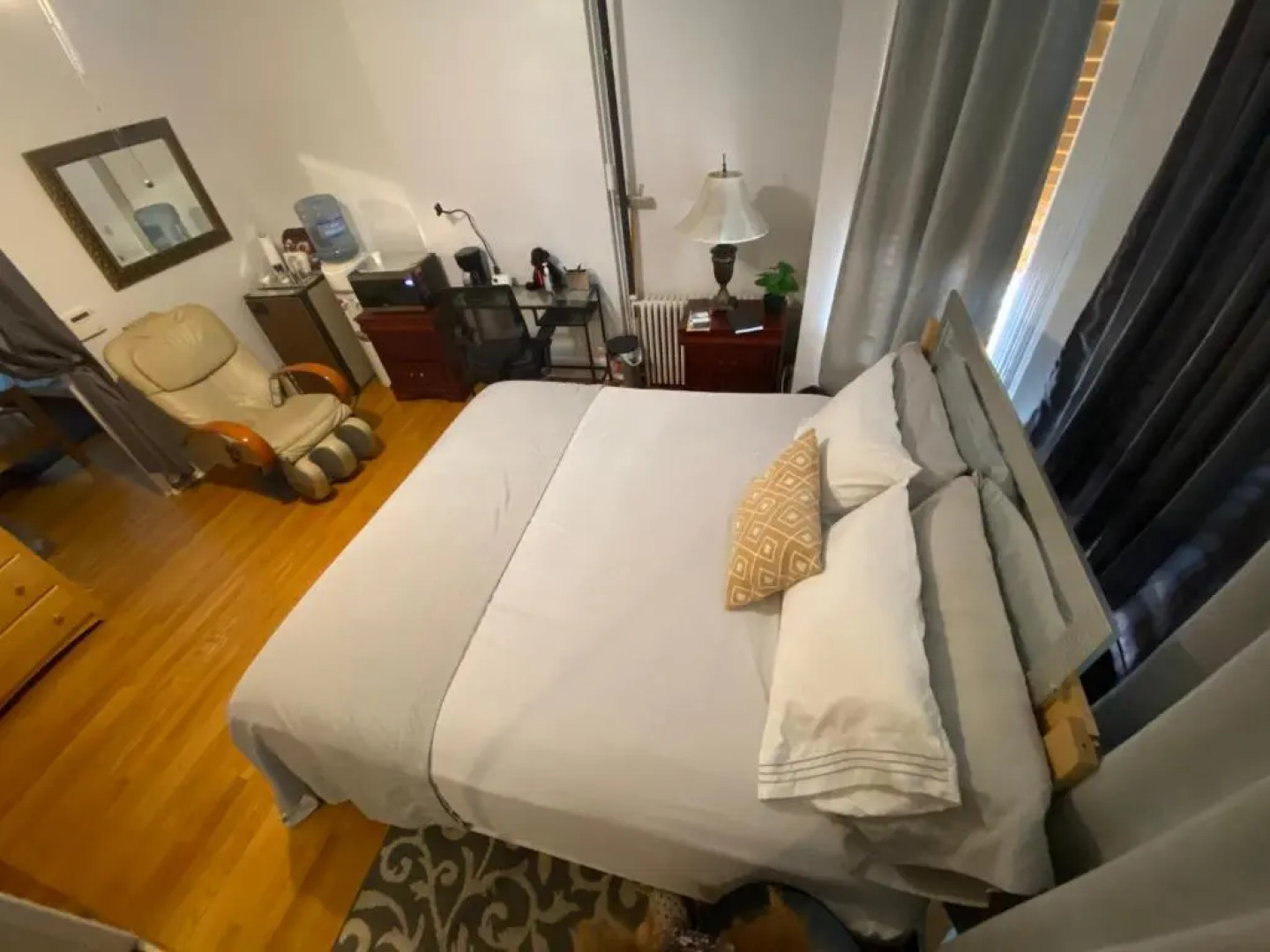 7 Room with Jacuzzi, Massage Seat, and Parking Spac, 15 mins in bus and 7 minutes via New York Waterway Ferry to the CITY - THE BEST CHOICES!!