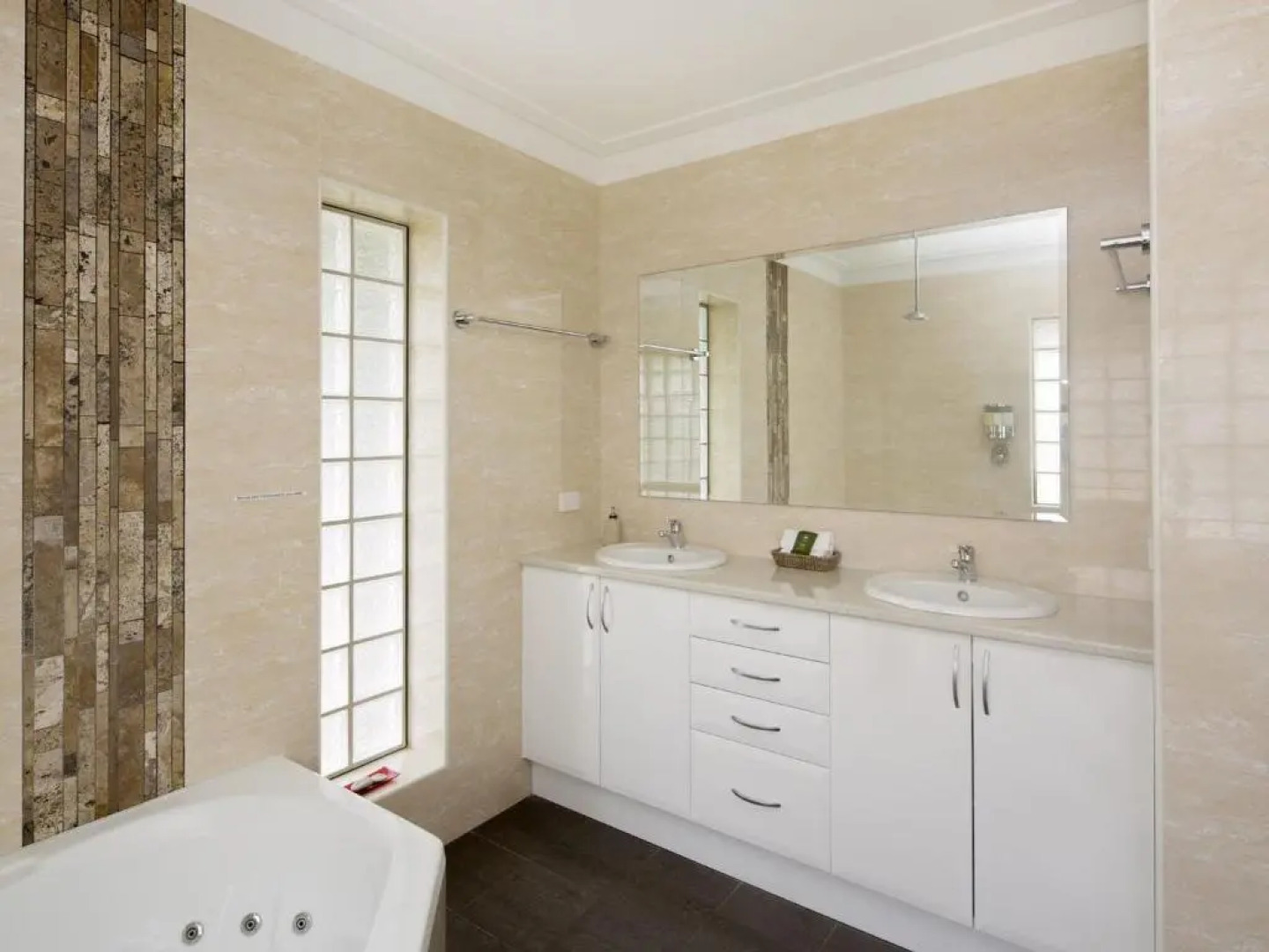 Kickenback Studio - Contemporary accommodation in the heart of Cracken