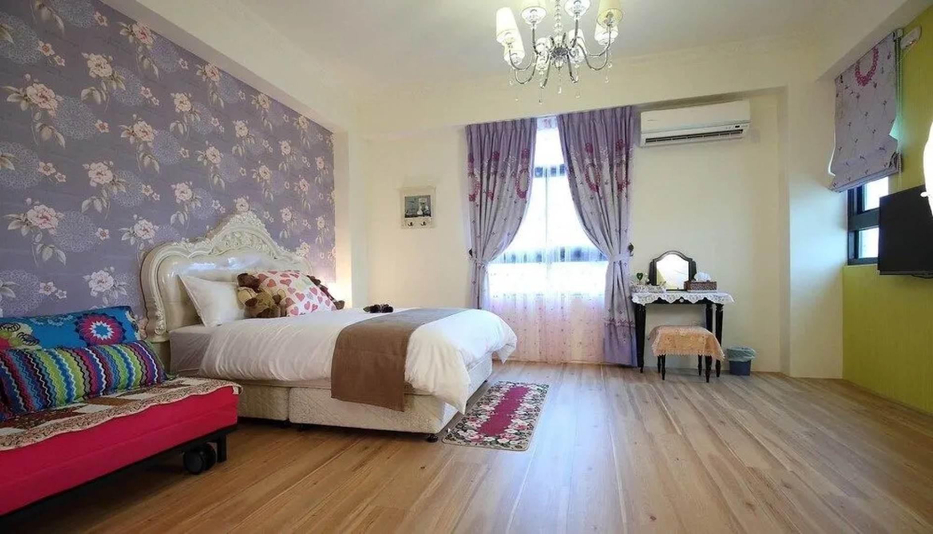 Textile Girl Romantic Homestay