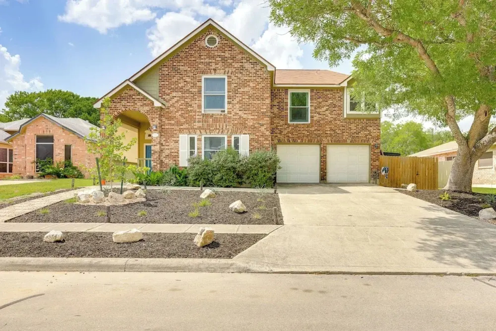 Hot Tub & Game Room: Spacious Live Oak Home!