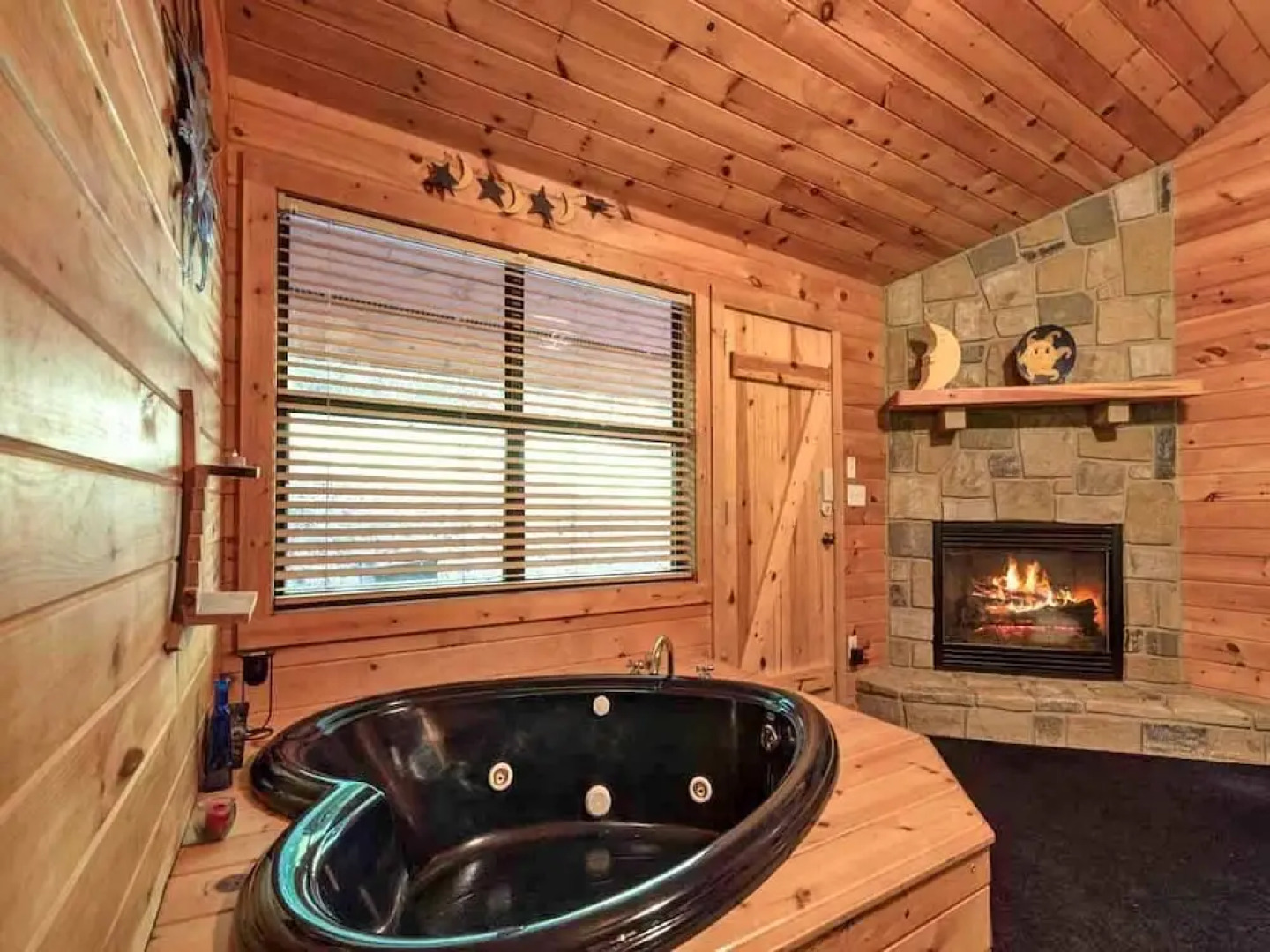 Star Struck 1 Bedroom Home with Hot Tub