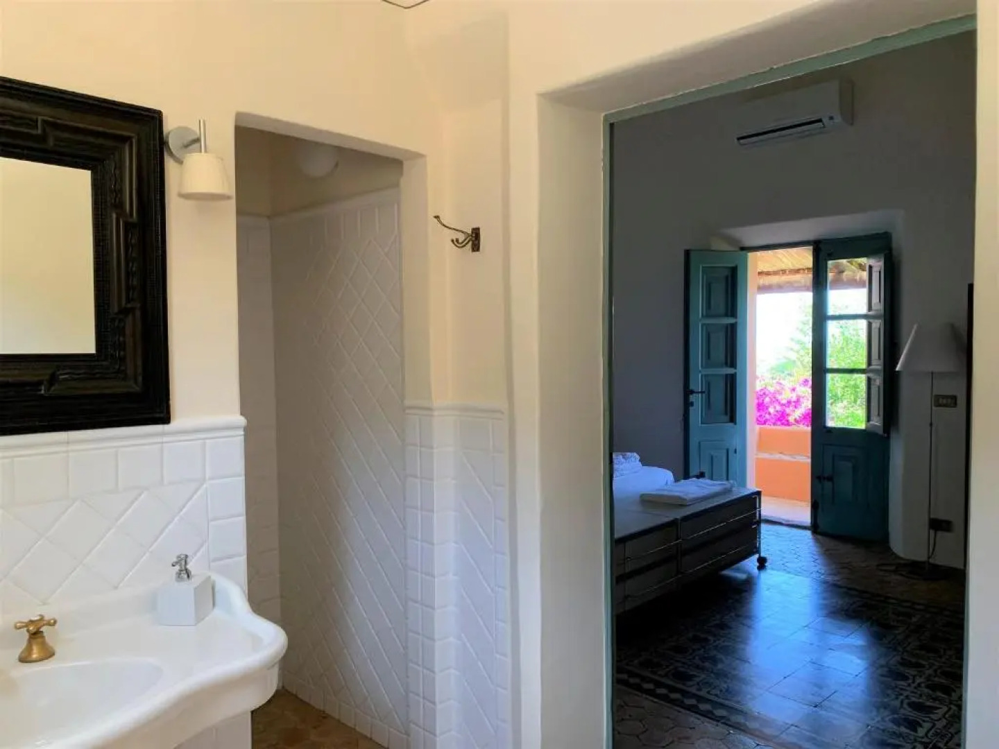 Villa Egea, elegante villa Eoliana dell'800 immersa in un curato giardino