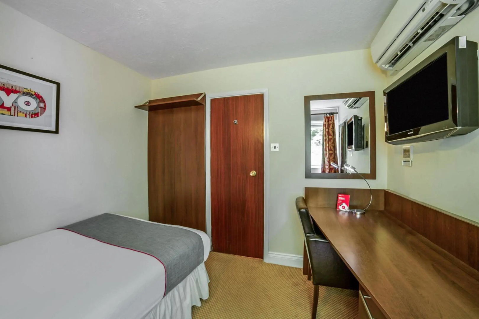 OYO The Bridge House Hotel