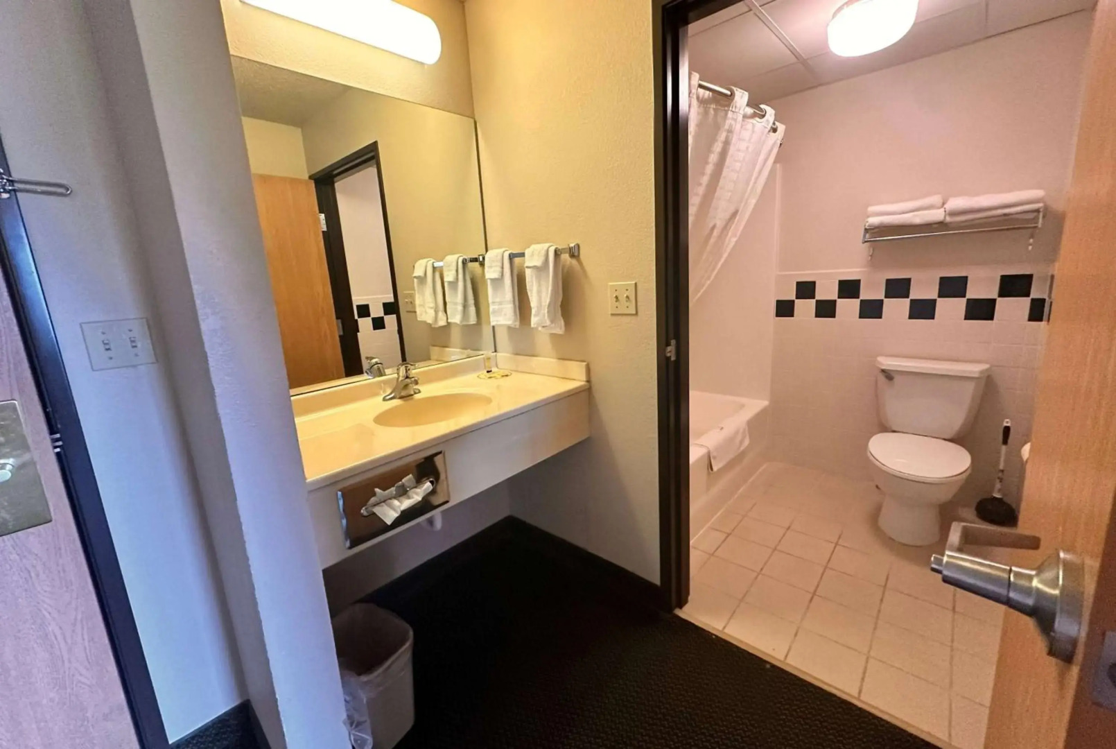 Shell Lake Lodge, a Travelodge by Wyndham