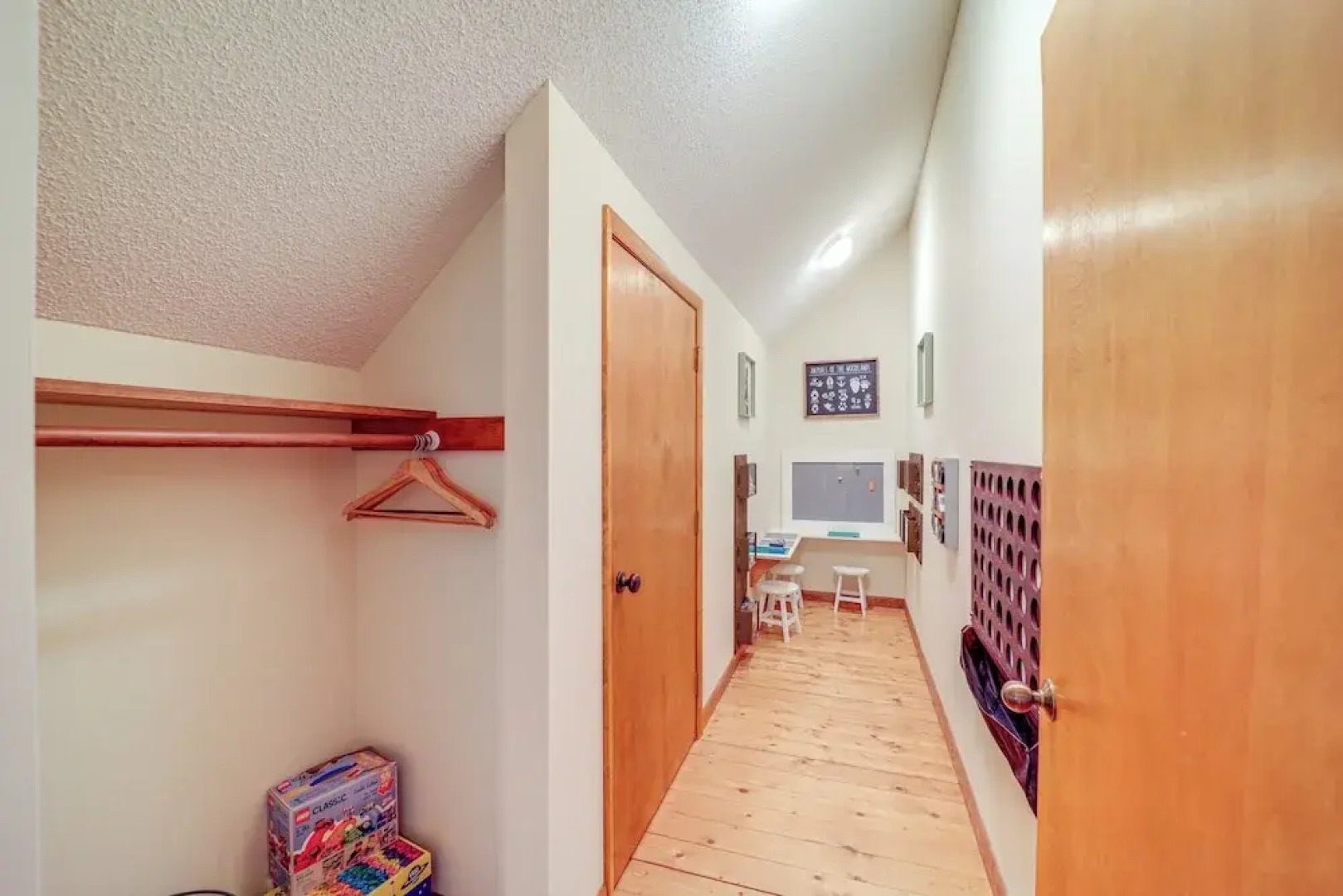 1 Mi to Otter Falls: Mtn-view Gem w/ Deck